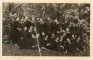 Madonas ģimnāzijas audzēknes Dzidras Gailītes klase ar angļu valodas skolotāju Jāni Baltaku gravas malā pie ziedošām ievām 1940.gada pavasarī.