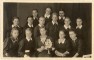Madonas ģimnāzijas 1941.gada izlaiduma meitenes ar skolotāju Elzu Tiltiņu 1940.gada 23.septembrī. E.Zariņas foto Madonā.