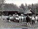 Braku muzeja 31. darba sezonas atklāšana.  Skatītāji Braku pagalmā  skats no aizmugures, uzrunā Anna Kuzina muzeja vadītāja.  1990.gada 12. maijā.
