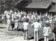 Braku muzeja 31. darba sezonas atklāšana.  Svētku dalībnieki un viesi Braku pagalmā   kopējā rotaļā un dziesmā. 1990.gada 12. maijā.
