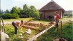 Braku restaurācija. Zirgu staļļa pamatu veidošana. Celtnieki   - pa labi  Anatazijs Melnis, kreisajā pusē Teodors Pulkstens, stāv vidū  Janeks Bauers.   Skats uz atjaunoto labības klēti un dziļumā aiz kokiem redzama rija.1991.g.jūlijs.
