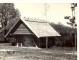 Braku restaurācija.  Drēbju klēts pēc restaurācijas no dienvidaustrumu puses,  ar trim jauniem iestādītiem ošiem.1960.g.
