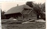 Braku  restaurācija. Dzīvojamai  mājai uzlikts jumts, ēkām nav ielikti logi un durvis, namiņam jumta spāres, ap ēkām būvmateriāli - grants kaudzes un kokmateriāli, slīpskats no dienvidaustrumu puses.
