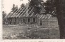 Braku  restaurācija. Dzīvojamai  mājai un namiņam uzslietas spāres, pie ēkām kokmateriāli un akmeņu kaudzes. Pie dzīvojamās mājas divi cilvēki,  skats no pagalma puses.
