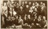 Madonas pamatskolas skolēni un skolotāji ar skolas pārzini Kārli Gaujēnu ap 1930.gadu.E.Zariņas foto Madonā.