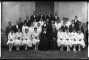 Vecpiebalgas ev.-lut.baznīcas mācītājs Augusts Trucis, ērģelnieks Jānis Kornets un jaunieši pie Vecpiebalgas ev.-lut. baznīcas. Iesvētības. Foto - Gustavs Žakerts