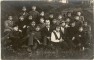 Grupa Madonas vidusskolas zēnu  un meitene ar skolotāju un direktoru Jāni Dobuli. 1920.gadi. A.Bērziņa foto.