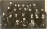 Madonas vidusskolas skolēnu grupa - 20 zēni un 4 meitenes. 1920.gadi A.Bērziņa foto Madonā.