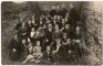 Madonas vidusskolas I ģimnāzijas klase  gravas malā 1926./27.mācību gadā. J.Glīznieka foto Madonā.