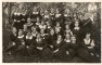 Madonas ģimnāzijas 3.klases meitenes ar sskolotāju Martu Alderi gravas malā 1935.gada 25. maijā. O.Bērziņa foto Madonā.