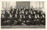Madonas ģimnāzijas meiteņu 5.klase pie skolas uz kāpnēm ar skolotāju Bertu Dzintari 1940.gada pavasarī.