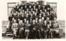 Madonas ģimnāzijas absolventi un pedagogi pie skolas uz kāpnēm 1943.gadā.E.Zariņas foto.