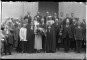 Cilvēku grupa pie Vecpiebalgas ev.-lut. baznīcas draudzes mācītāja Valdemāra Lorberga iesvētīšanas dienā.
No kreisās 1.rindā 3.- Valdemārs Lorbergs (?), 4.- Herta Lorberga; 5.- Latvijas ev.-lut. baznīcas arhibīskaps Teodors Grīnbergs; 1.rindā 2.- ērģelnieks Jānis Ieviņš; no kreisās 3.rindā 2.- mācītājs Augusts Trucis. Foto - Gustavs Žakerts