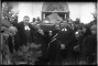 Cilvēki pie Vecpiebalgas ev.-lut. baznīcas, izvadot nelaiķi. No kreisās vidū - Jaunpiebalgas ev.-lut. baznīcas draudzes mācītājs Jānis Ozols.  Foto - Gustavs Žakerts