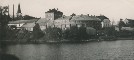 Dundagas pienotava. Fotografēts no dīķa slūžām. Tālumā luterāņu baznīcas tornis, labajā malā agrākā muižas kalpu māja - Ķīkarmāja. Kreisajā pusē - sīrupfabrika.