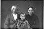 Ģimenes portrets: vecāka sieviete, vīrietis un puisītis. Foto - Gustavs Žakerts