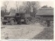 Braku rijas būvlaukums. Kravas auto, baļķu kaudze un 3 strādnieki. Fonā atjaunotā drēbju klēts un dzīvojamās mājas jumta kore. 1965.g. pavasaris