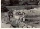Jaunās ķieģeļu ēkas būve Brakos. Pamatu mūrēšana no plēstiem laukakmeņiem, strādā 2 celtnieki. 1959./1960. gadi.
