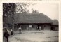
Braki.Dzīvojamā māja ar muzeja viesiem pagalmā. 1959.16.maijā.
