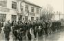 Sporta skolas audzēkņi LOSR 50.gadadienas gājienā Alūksnē pie rajona IK ēkas, 1967.g.7.novembris